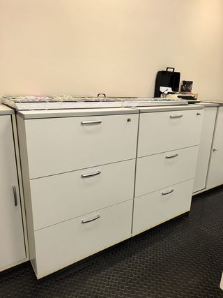 Mueble de oficina beige y blanco