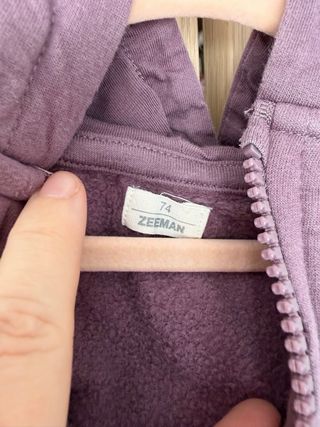 Mono de bebé morado con capucha