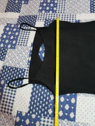 Maglietta nera traforata. T- shirt maglia nero