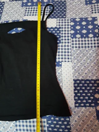 Maglietta nera traforata. T- shirt maglia nero