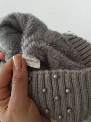 Gorro gris con pompón y perlas