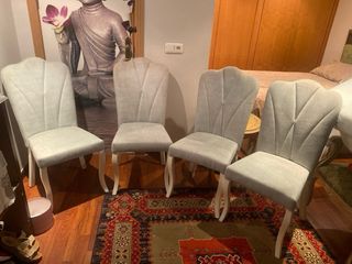 Sofá clásico  y sillas de comedor