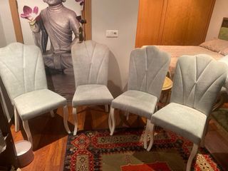 Sofá clásico  y sillas de comedor