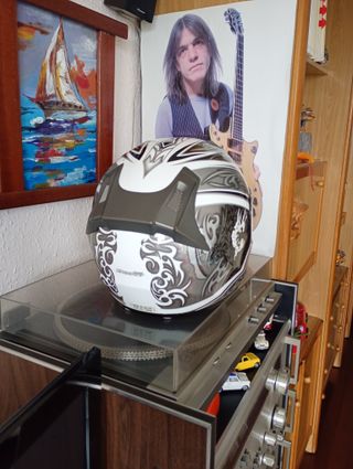 Casco de moto con diseño
