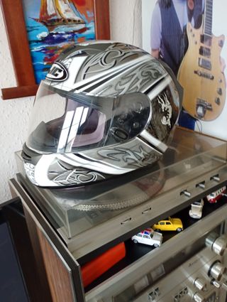 Casco de moto con diseño