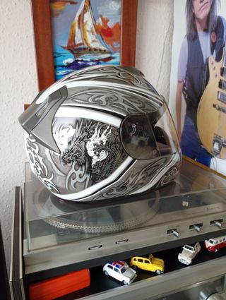 Casco de moto con diseño