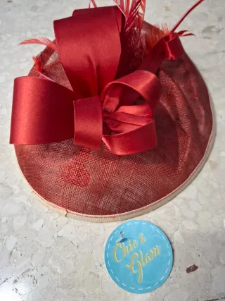 Tocado rojo con lazo y plumas
