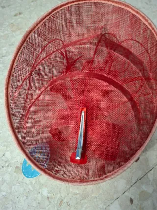 Tocado rojo con lazo y plumas