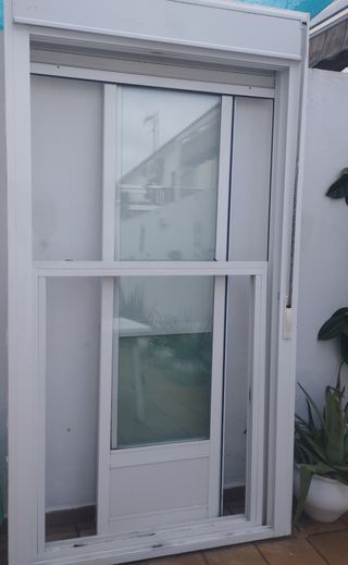 Ventana balconera con persiana