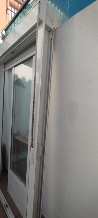 Ventana balconera con persiana