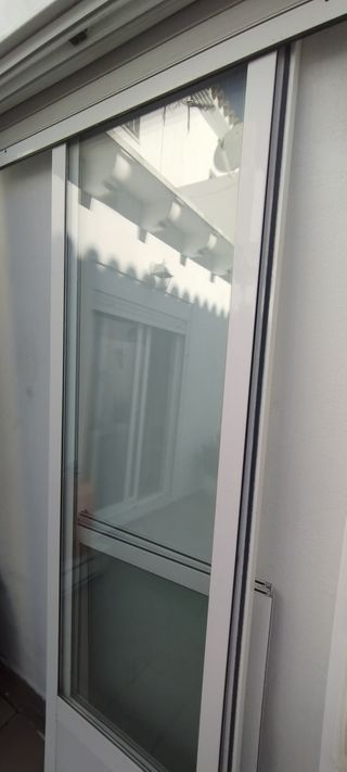 Ventana balconera con persiana