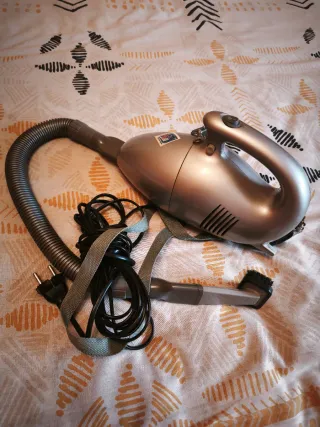 Aspirador de mano plateado