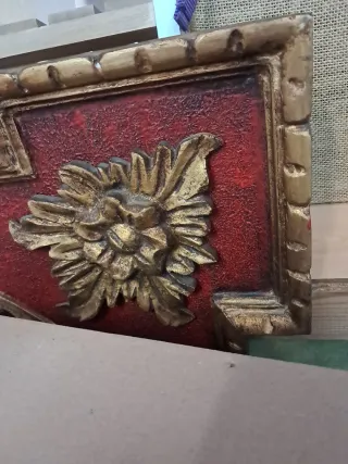 Marco madera repujado pan de oro