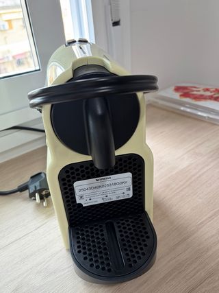 Cafetera Nespresso Beige
