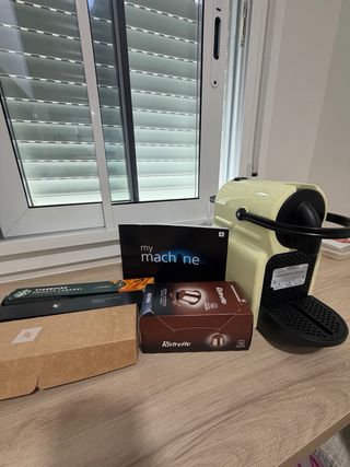 Cafetera Nespresso Beige