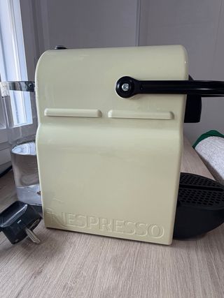 Cafetera Nespresso Beige