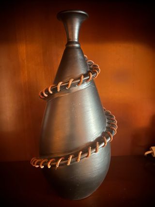 Jarrón Decorativo Negro con Cuero