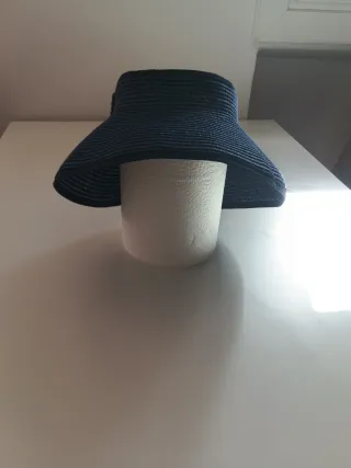 Sombrero de playa azul