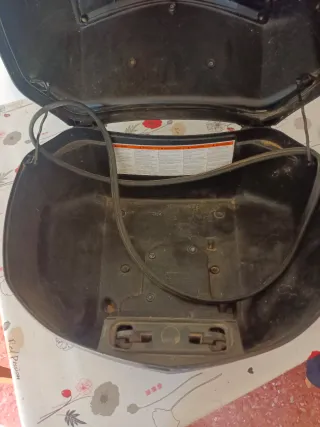 Baúl moto Yamaha negro y rojo