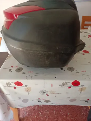 Baúl moto Yamaha negro y rojo