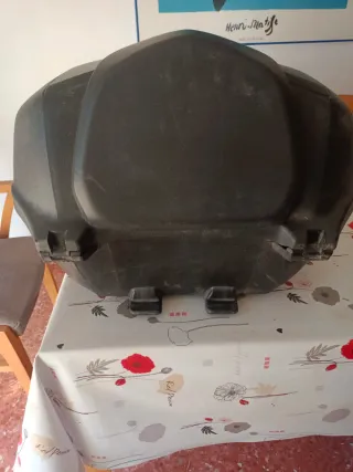 Baúl moto Yamaha negro y rojo