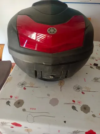 Baúl moto Yamaha negro y rojo