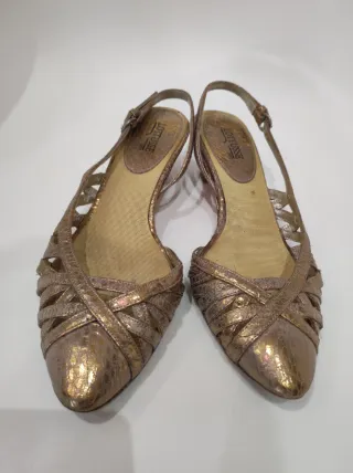 Zapatos Lottusse tacón bajo dorados