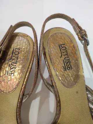 Zapatos Lottusse tacón bajo dorados