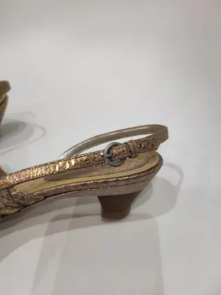 Zapatos Lottusse tacón bajo dorados