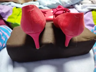 Zapatos rojos con adorno de rosa