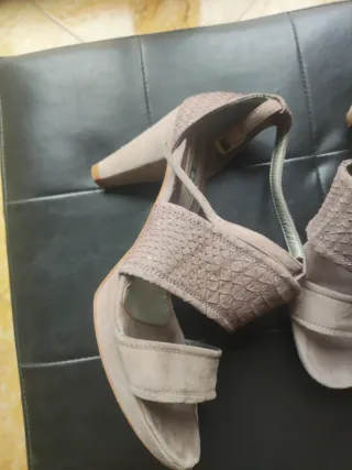 Zapatos de fiesta tacón beige y marrón