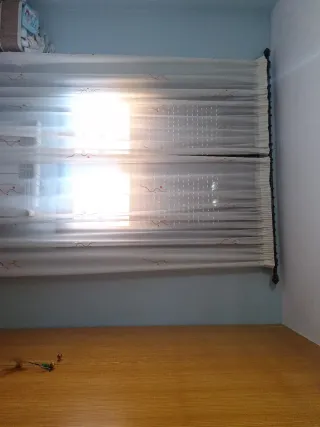 Cortinas de tela beige y blancas