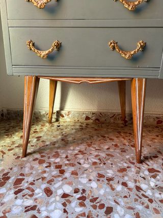 Mesita de noche intervenida estilo vintage