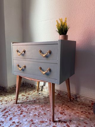 Mesita de noche intervenida estilo vintage