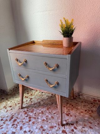 Mesita de noche intervenida estilo vintage