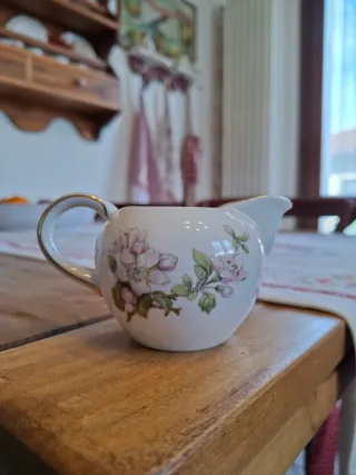 Piccola lattiera con fiori rosa