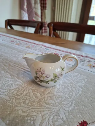 Piccola lattiera con fiori rosa