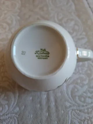 Piccola lattiera con fiori rosa