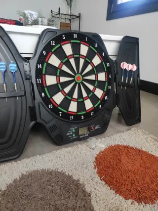 Diana electrónica con dardos