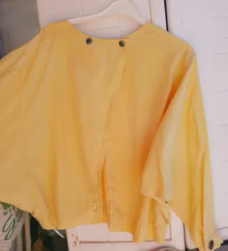Blusa Stradivarius manga murciélago amarilla