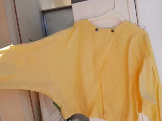 Blusa Stradivarius manga murciélago amarilla