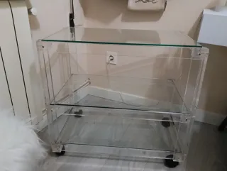 Camerino de cristal y metacrilato con ruedas