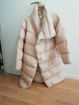 Abrigo largo beige acolchado