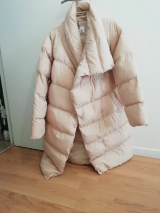 Abrigo largo beige acolchado