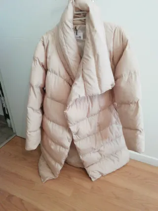 Abrigo largo beige acolchado