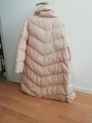 Abrigo largo beige acolchado