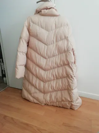 Abrigo largo beige acolchado