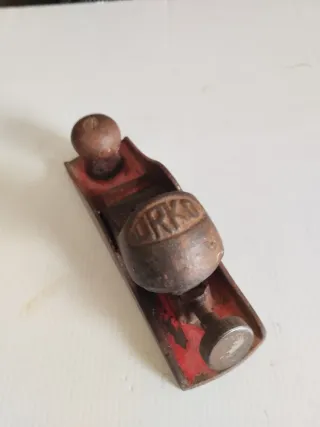 Cepillo de carpintero antiguo de metal