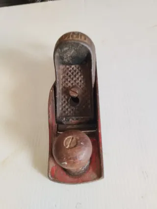 Cepillo de carpintero antiguo de metal