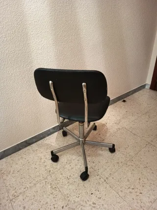 Silla de oficina giratoria con ruedas